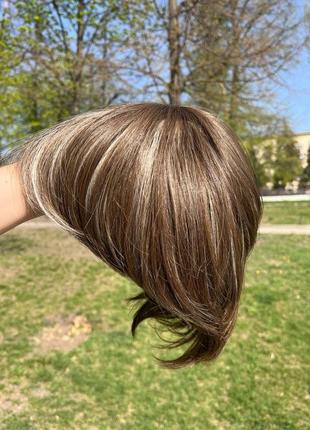 Каштановый с мелированными прядями , короткая стрижка, с чёлкой , парик короткий