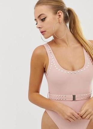 Пудровий відрядний бежевий купальник з заклепками missguided