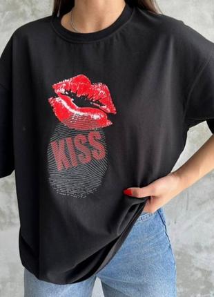 Футболка kiss губки в білому і в чорному кольорі