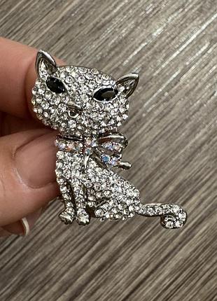Брошь кошка butler and wilson crystal cat, инкрустированная прозрачными кристаллами и кристаллами ab swarovski