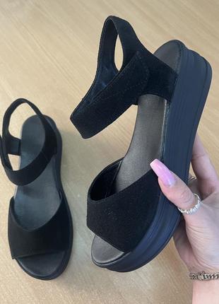 Босоніжки чорні замшеві на середній платформі