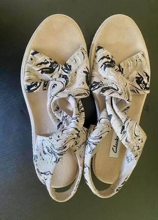 Женские замшевые босоножки clarks