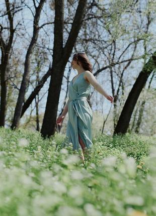 Шовкова сукня на бретельках з поясом