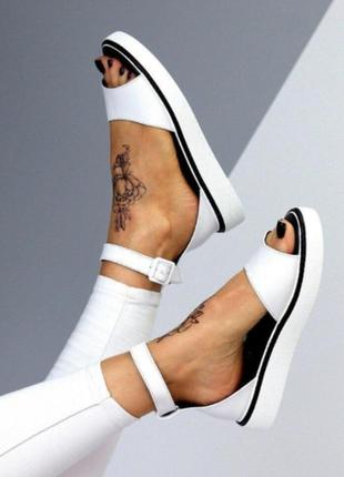 Белые босоножки с закрытой пяткой кожа