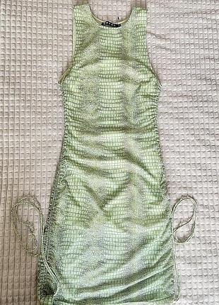 Коктейльное платье со змеиным принтом новое xs-s