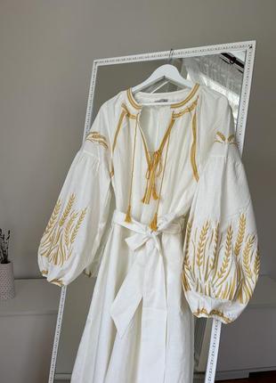 Вышитое платье с колышками белое, вышитое платье, с поясом, с пышным рукавом, золотая вышивка