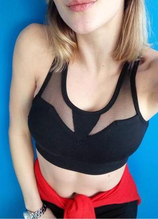 Спортивний топ чорний з чашками