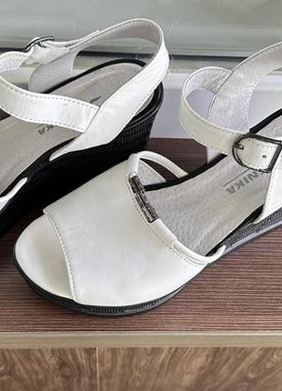 Шкіряні босоніжки