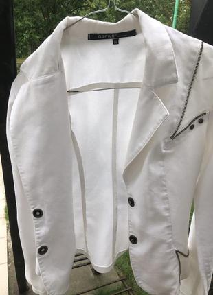 Білий піджак на дівчинку . розмір 38