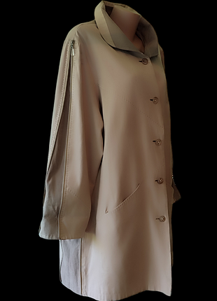 Елегантний жіночий плащ