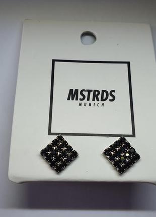 Блестящие серьги-гвоздики чёрно-серебристые со стразами mstrds производство германия