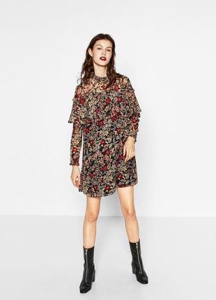 Стильное легкое шифоновое платье с оборкой на груди в цветочный принт zara