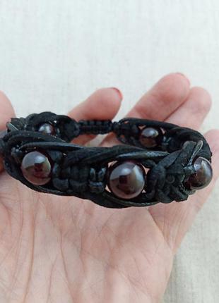 Браслет плетеный из граната d 10мм черный шнур