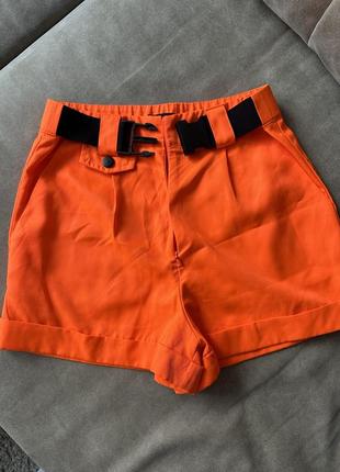 Яркие шорты