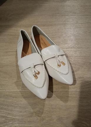 Туфлі білі