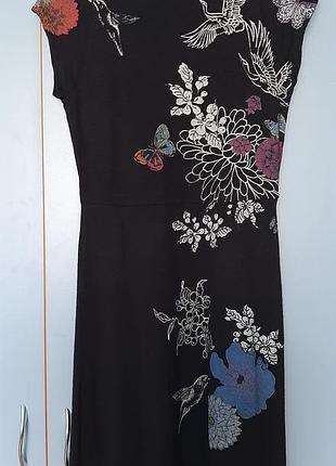 Миле чорне плаття в принт