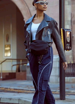 Чорна байкерська куртка