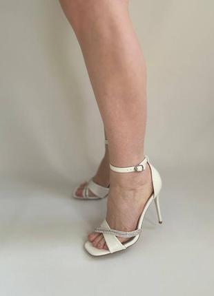 Босоножки с камушками