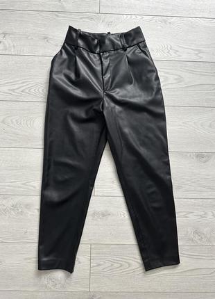 Брюки из эко кожи zara