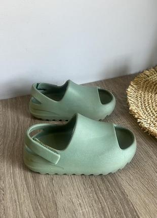 Резиновые сандалии шлепанцы