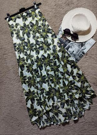 Красивая длинная асимметричная юбка с разрезом