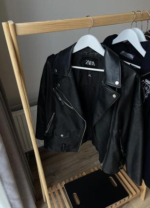 Черная куртка косуха от zara