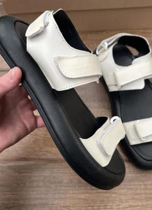 Босоножки кожаные на липучках