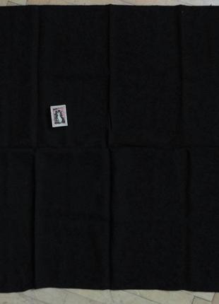 Платок новый черный плотный шерстяной размеры 70см х 75см.