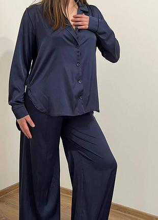 Костюм из шелка в пижамном стиле