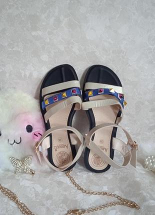 Женские босоножки