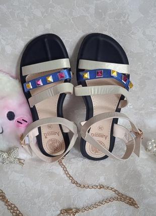 Женские босоножки