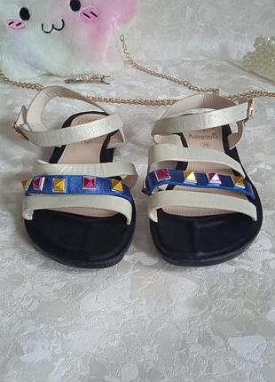 Женские босоножки