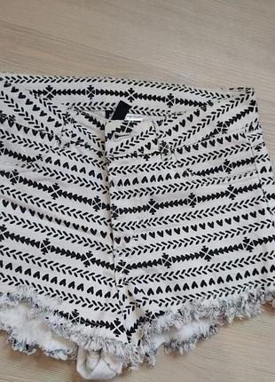 Стильные модные актуальные белые шорты с сердечками