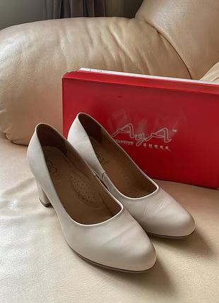 Бежевые туфли на каблуке, натуральная кожа