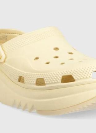 Шлепанцы MULTI crocs classic Graphic xscape clog женские бежевые на платформе