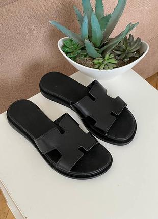 Чорні шкіряні шльопки