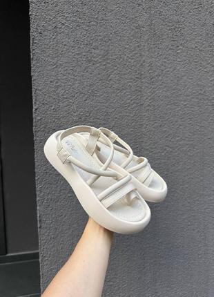 Женские босоножки переплета на низком ходу молочного цвета