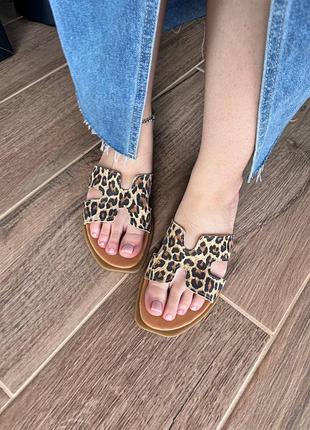 Леопардовые шлепанцы кожаные