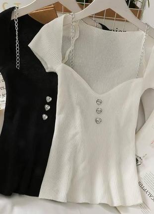 Стильный топ с цепочками