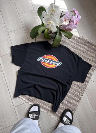 Футболка в стилі dickies базова чорна футболка з великим логотипом dickhead