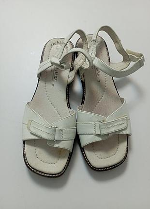 Білі сандалі