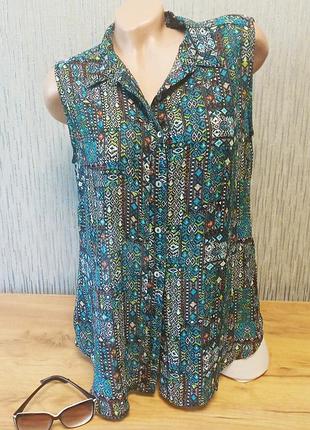 Женская блузка под шифон, майка, рубашка с воротничком без рукавов. 
расклешенная, закругленная внизу.
состав: 100%полиэстер. 
состояние отличное, без дефектов.