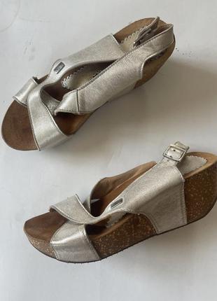 Женские босоножки на танкетке