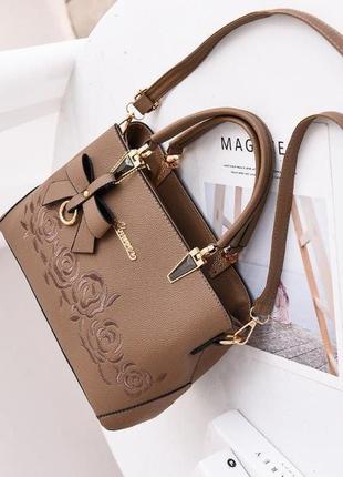 Женская огородная сумка женская сумочка городская с цветами с цветками с вышивкой с вышивкой бежевым