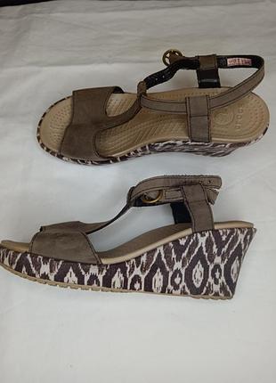 Коричневые босоножки на платформе crocs ikat