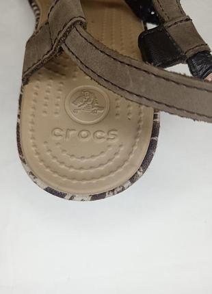 Коричневые босоножки на платформе crocs ikat6 фото
