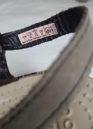 Коричневые босоножки на платформе crocs ikat7 фото