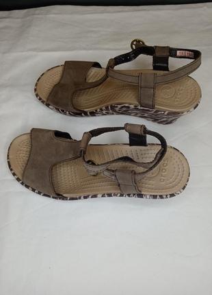 Коричневые босоножки на платформе crocs ikat3 фото