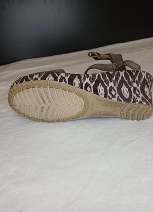 Коричневые босоножки на платформе crocs ikat5 фото