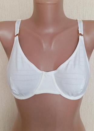 Нежный беленький бюстгальтер бренда hanro